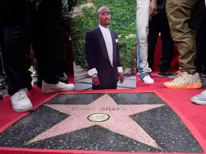 Ein Bild des verstorbenen Rappers und Schauspielers Tupac Shakur steht neben seinem Stern auf dem Hollywood Walk of Fame.