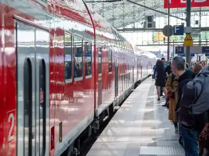 Ab in den Urlaub: Mit etwas Planung kommen Reisende auch mit Regionalbahnen quer durchs Land an ihr Ziel.