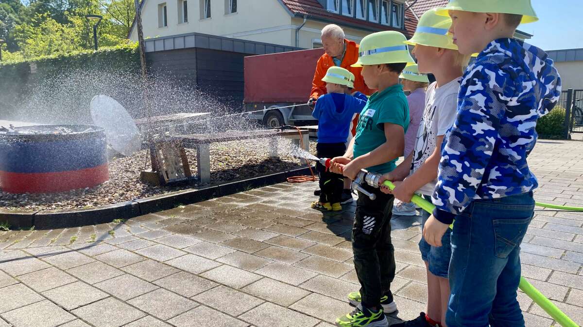 Brandschutzerziehung für Kinder: Braker Kita Tausendfüßler bei ...