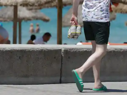 Mit Bier unterwegs -  am Strand von Arenal auf Mallorca.