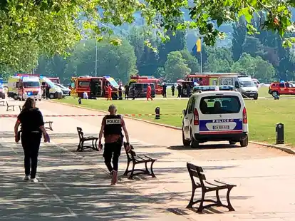 Polizisten und Rettungskr&auml;fte am Tatort in Annecy.