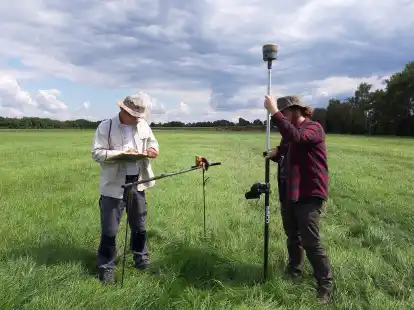 Wie viel Moor ist noch im Boden? Die Untersuchungen im Feld werden mit einem Stechbohrer durchgef&uuml;hrt.