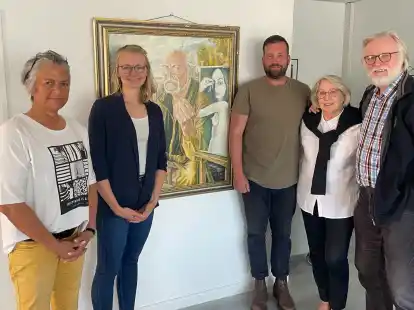 Simone Stammen (v. l.), Sarah Byl, Bj&ouml;rn Schoon, Helma Ru&szlig;-Bittner und Walter Ru&szlig; vor einem Portr&auml;t von J&uuml;rgen M&uuml;ller-D&uuml;hring.