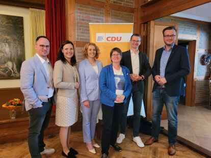 Sie bildeten die Versammlungleitung: (von links) Ole Peuckert von der CDU Zetel, Anne Janssen, Katharina Jensen, Christel Bartelmei, Kai Ulferts und Thies Fischer.