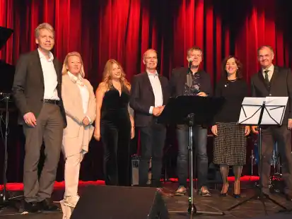 Mit der Auftaktveranstaltung im Pumpwerk &bdquo;Live goes on!&ldquo; 2021 unterst&uuml;tzte die rotarische Familie diejenigen, die w&auml;hrend der Pandemie besonders leiden mussten: Die Kunstschaffenden. Auf dem Foto v.l.: Marc Arkenau (RC Varel-FRI), Andrea Brandstrup (IWC WHV-FRI), Milena Feith-Gonzalez (Rotaract WHV), Joachim Schweinsberger (RC WHV), Michael Diers (WTF), Dr. Elisabeth Ahmels (RC Jever-Jeverland)sowie Prof. Werner-J. Mayet (RC WHV-FRI).