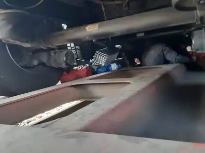 Die Frauen waren in einem Zwischenraum in der sogenannten Wanne mitgefahren, einem Eisengestell, auf dem die Lastwagen-Anh&auml;nger aufliegen, die auf dem G&uuml;terzug geladen waren.