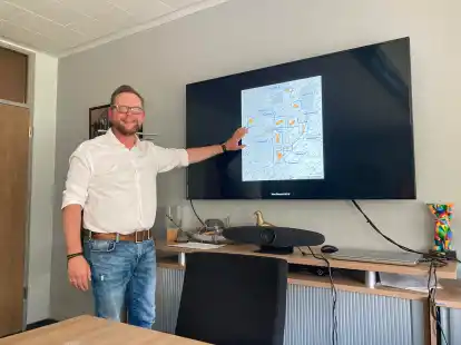 Torsten Stephan, Gebietsleiter Gemeindeentwicklung, Klimaschutz und Tourismus bei der Gemeinde Uplengen, pr&auml;sentiert die ins Auge gefassten Fl&auml;chen f&uuml;r eine sp&auml;tere Windkraftnutzung.