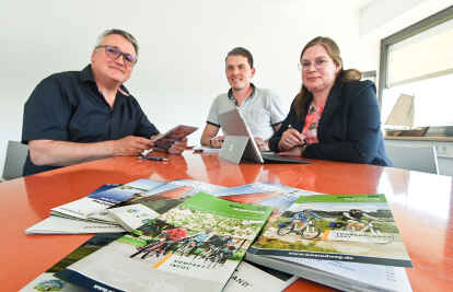 Haben die Entwicklung des Ems-Fahrradweges im Blick: Touristik-Gesch&auml;ftsf&uuml;hrer (v.l.) Kurt Radtke, Arno Ewen und und Insa Wutschke von der Touristik GmbH S&uuml;dliches Ostfriesland. Bild: Axel Pries