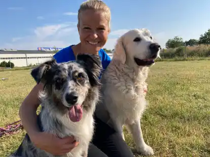 Versteht die Sprache der Hunde: Mary Pelz mit ihren beiden Vierbeinern auf dem Gel&auml;nde ihrer Hundeschule &bdquo;HundUmPrima&ldquo; in Sandkrug/Hatten.