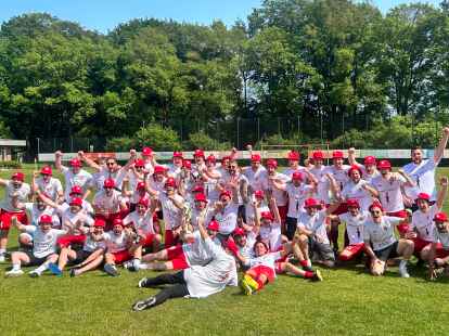 Feierten den Doppel-Aufstieg: die Fu&szlig;baller der ersten und zweiten Mannschaft des SV Tungeln