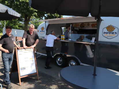 Mit seinem Foodtruck &bdquo;Pommes on Tour&ldquo; ist Wim Drent (Mitte) in Bar&szlig;el an zwei Standorten anzutreffen.