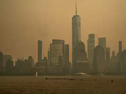 Die Skyline von Manhattan ist teilweise vom Rauch der kanadischen Waldbr&auml;nde verdeckt.