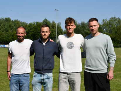 SFL-Trainer Marten Sandmann (links im Bild) und Co-Trainer Patrick Bygus (rechts) freuen sich &uuml;ber die Verpflichtung von Lukas Hammermeister (Mitte links) und Ruben Bergens.