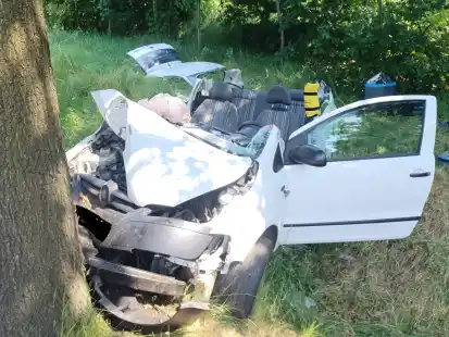 Der Pkw kollidierte auf der Strecke zwischen Gehlenberg und Neulorup mit einem Baum.