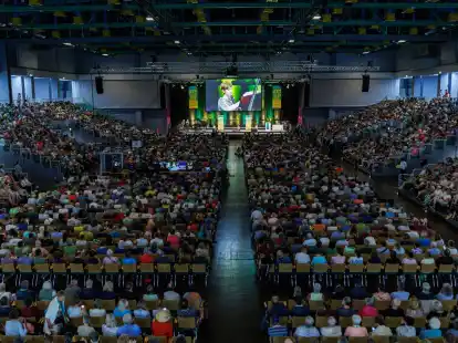 Besucher des 38. Deutschen Evangelischen Kirchentages verfolgen eine Bibelarbeit.