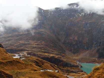 Das Glocknerhaus (l) aus der Ferne: Von dort starten die Steinbockbeobachtungstouren. (Deike Uhtenwoldt/dpa-tmn)