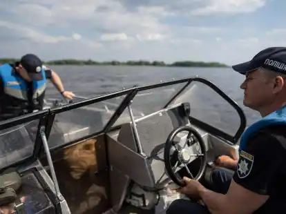 Polizisten bei der Patrouille im Bereich des Kachowka-Stausees am Fluss Dnipro.