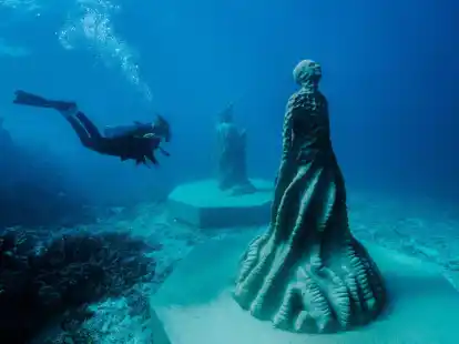 Die neuen Skulpturen des K&uuml;nstlers Jason deCaires Taylor wurden im Mai unter Wasser aufgestellt - nun wurde die Ausstellung &laquo;Ocean Sentinels&raquo; offiziell er&ouml;ffnet, sodass Urlauber zu ihnen abtauchen k&ouml;nnen.