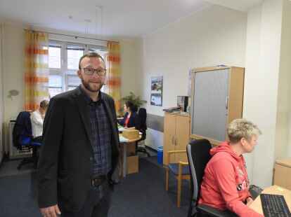 Lars Remmers, neuer Gesch&auml;ftsf&uuml;hrer des Diakonischen Werks Harlingerland,  im &bdquo;Herz der Einrichtung&ldquo; mit den Kolleginnen (von links): Ramona Meyer, Birthe Frerichs und Maren Goldenstein.