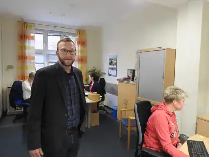 Lars Remmers, neuer Gesch&auml;ftsf&uuml;hrer des Diakonischen Werks Harlingerland,  im &bdquo;Herz der Einrichtung&ldquo; mit den Kolleginnen (von links): Ramona Meyer, Birthe Frerichs und Maren Goldenstein.