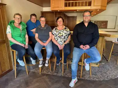 Den Vorstand des Tr&auml;gervereins f&uuml;r einen Jugendtreff B&ouml;sel bilden (von links) Astrid Stuckenberg (3. Vorsitzende), Ingo Brinkmann (2. Vorsitzender), Maria Reinken (Kassenwartin), Petra Oltmann (1. Vorsitzende) sowie Ingo Oltmann (Schriftf&uuml;hrer).