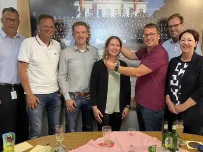 Marco B&ouml;rgmann (4. v. r.) proklamiert &Auml;nne Eden beim Clubschie&szlig;en der Sch&uuml;tzencompagnie Esens als neue OLB-K&ouml;nigin. Dazu gratuliert das gesamte Team der Filiale Esens.