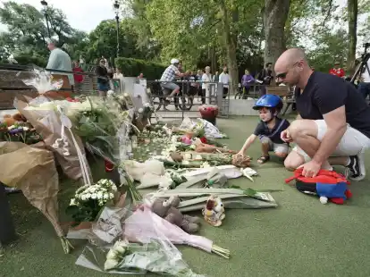 Nach dem Messerangriff in Annecy haben Menschen in der N&auml;he des Tatorts Blumen und Kuscheltiere abgelegt und gedenken der Opfer.