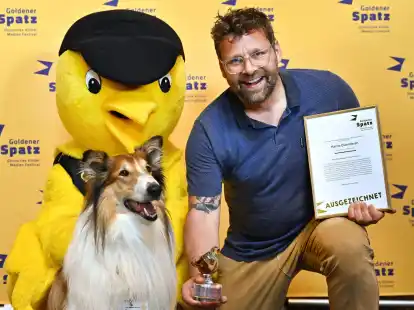 Der &laquo;Goldene Spatz&raquo;, Filmhund &laquo;Bandit&raquo; und Regisseur Hannes Olderdissen freuen sich &uuml;ber die Auszeichnung f&uuml;r  &laquo;Lassie - Ein neues Abenteuer&raquo;.