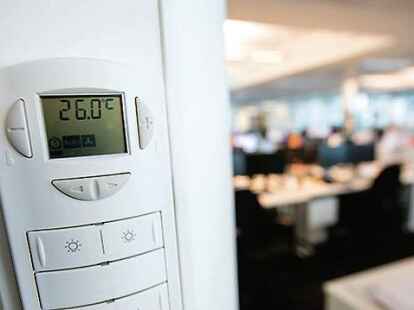 Steigt die Temperatur im B&uuml;ro &uuml;ber 26 Grad, sollte der Chef was tun.