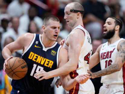 Denver Nuggets-Center Nikola Jokic (l)&nbsp;dribbelt an Miami Heat-Center Cody Zeller vorbei.