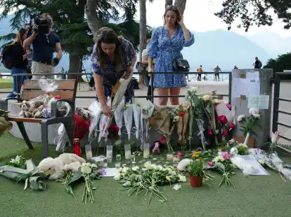 Ganz Frankreich ist geschockt - in Annecy selbst &auml;u&szlig;ern Menschen ihr Mitgef&uuml;hl durch Blumen am Tatort.