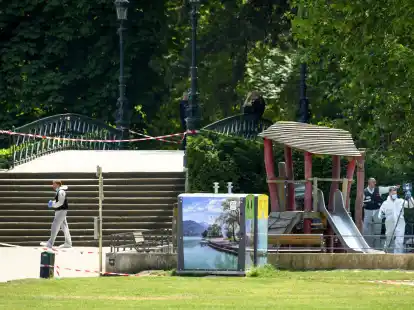 Polizisten ermitteln am Tatort nach einem Messerangriff in einem Park in Annecy.
