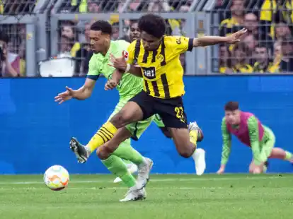 Soll ein Kandidat beim BVB sein: Felix Nmecha (l) vom VfL Wolfsburg.