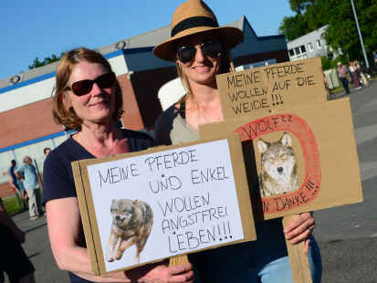Eindrücke vom Protest in Aurich: Gegner und Befürworter des Wolfs haben am Samstagabend friedlich demonstriert.