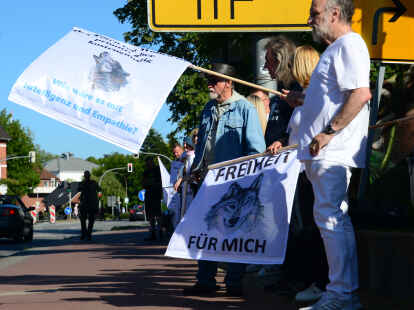 Eindrücke vom Protest in Aurich: Gegner und Befürworter des Wolfs haben am Samstagabend friedlich demonstriert.