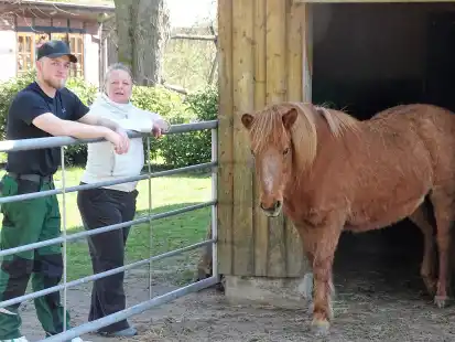 Auf dem Hof Schulenberg in Hos&uuml;ne gibt es auch Tiere: Jedde Bu&szlig; und Elisabeth Feldmann am Ponystall.