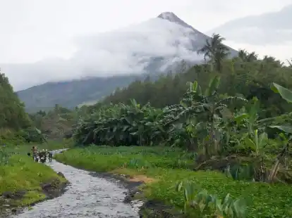 Der Vulkan Mayon im Nordosten der Philippinen bedroht regelm&auml;&szlig;ig Menschen in der Gegend. Sie m&uuml;ssen jetzt ihre H&auml;user verlassen.