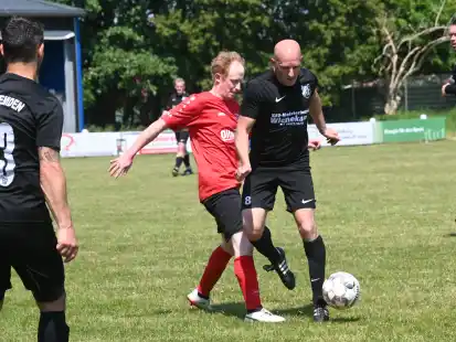 Hat auch in der Reservemannschaft nichts verlernt in Sachen Fu&szlig;ball: Matthias Rosenfeld (am Ball) ist mit seinem Team in dieser Saison in Meisterschaft und Pokal ungeschlagen geblieben.