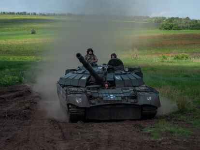 Ein ukrainischer Panzer f&auml;hrt in der N&auml;he von Tschassiw Jar.