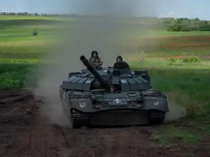 Ein ukrainischer Panzer f&auml;hrt in der N&auml;he von Tschassiw Jar.