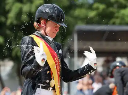 Jessica von Bredow-Werndl feiert ihren Meisterschaftstitel.