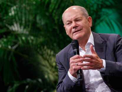 Kanzler Olaf Scholz: &laquo;Ich habe schon den Witz gemacht beim Europ&auml;ischen Rat:&nbsp;Deutschland muss einen gro&szlig;en Strand am Mittelmeer haben. Denn tats&auml;chlich kommen mehr Fl&uuml;chtlinge, die &uuml;ber das Mittelmeer nach Europa kommen, in Deutschland an als in den Mittelmeer-Anrainer-L&auml;ndern im Einzelnen.&raquo;