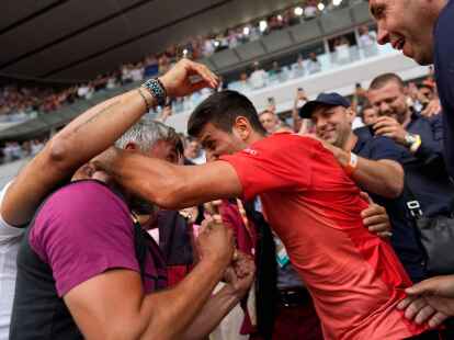 Novak Djokovic (Mitte r) umarmt seinen Trainer Goran Ivanisevic (Mitte l) nach seinem Sieg.