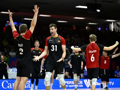 Die deutschen Volleyballer bejubeln ihren Sieg gegen Kanada.