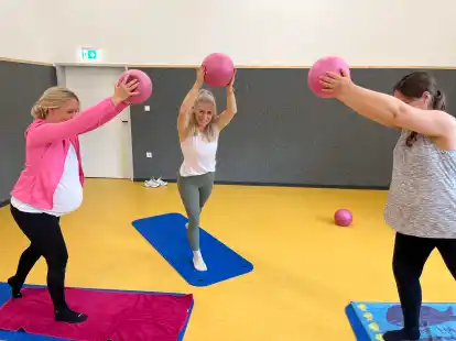 Startet mit Mama-Workouts in Hoykenkamp durch: Sarina Willmer (Mitte) verhilft Frauen zu mehr Wohlbefinden und K&ouml;rperbewusstsein w&auml;hrend der Schwangerschaft.