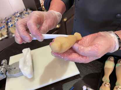 3. Schritt: Per Hand werden die &bdquo;Flossen&ldquo; eingebracht.