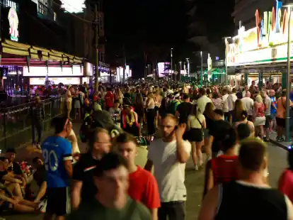 Menschenmassen auf der Schinkenstra&szlig;e unweit des Ballermanns auf Mallorca.