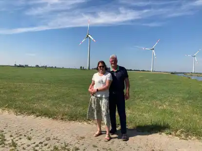 Maike und Enno Janssen vor den Fl&auml;chen, auf denen im kommenden Jahr ein Solarpark gebaut werden soll.