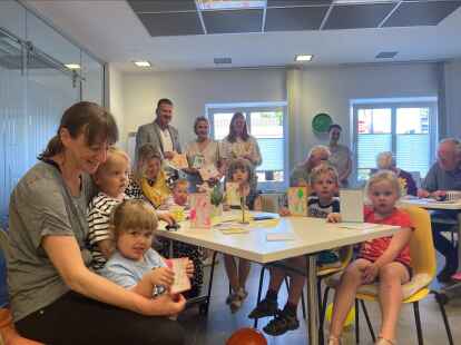 Die Kindergarten-Kinder hatten gemalt, einige Erwachsene aus der Gruppe &bdquo;Alleinstehender&ldquo; (hinten) in Emstek schrieben herzliche Worte auf die Karten. &Uuml;ber das Projekt Curt freuten sich B&uuml;rgermeister Michael Fischer (hinten, von links), Nicole B&auml;rens, Lea Westerhof und Melanie Thoben vom Forum.