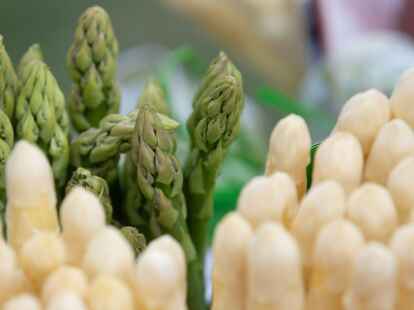 Es gibt Anzeichen, dass die Deutschen langsam aber sicher dem wei&szlig;en Spargel den R&uuml;cken kehren.